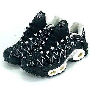 nike air max plus shark black